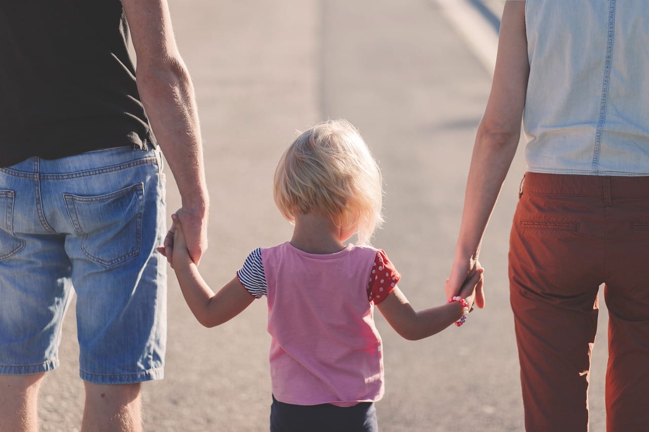 Naviguer dans l'ère parentale moderne : Sittervising, Co-régulation et Autorité Bienveillante