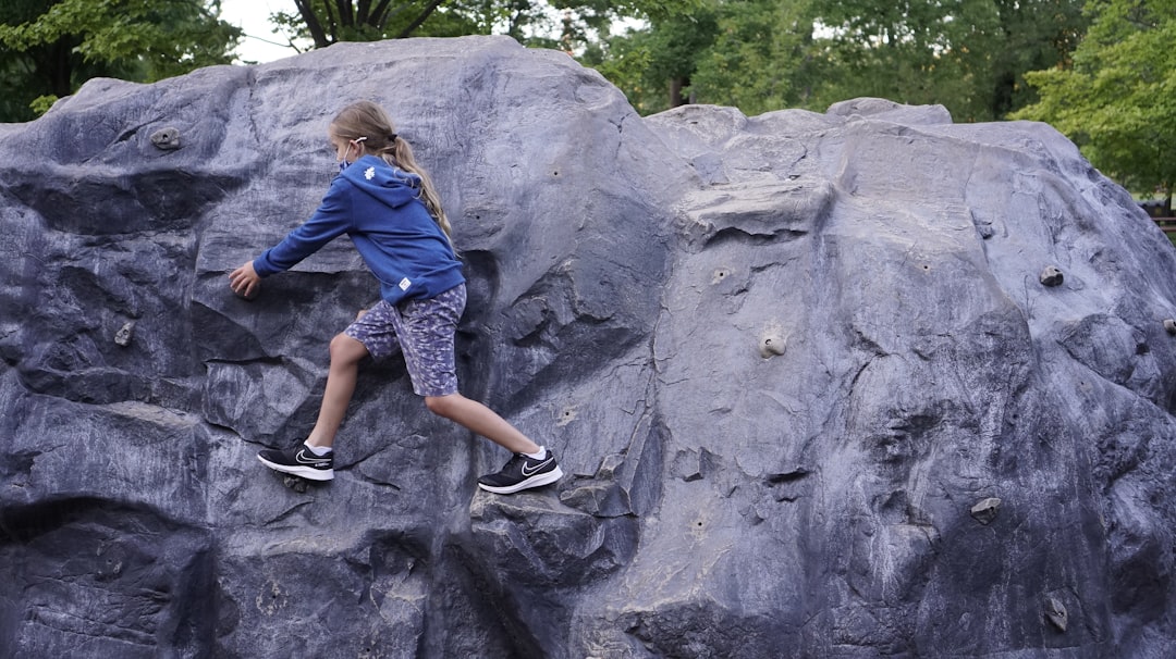 Et si on arrêtait de tout leur faciliter ? Ma parentalité “d’obstacle”, expliquée sans fard