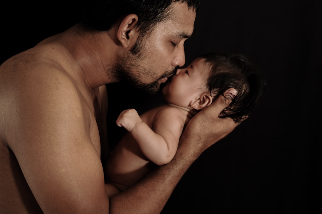 Quand bébé ne veut « que Maman » : mon guide de papa pour dompter l’ego (et survivre à l’ennui)