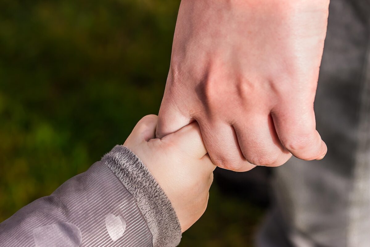 Alerte papa-hélicoptère : trop rassurer un enfant anxieux peut aggraver les choses