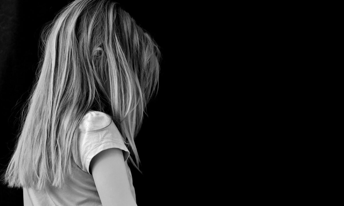 L’enfant “sans histoire” : ce silence qui doit alerter les parents